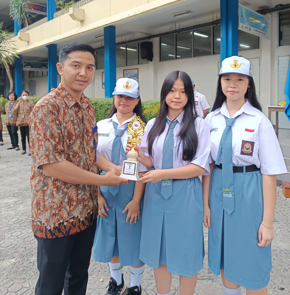 Tiga Siswi, Satu Semangat: Prestasi Gemilang SMA Santo Yosef di Lomba Hype Dance