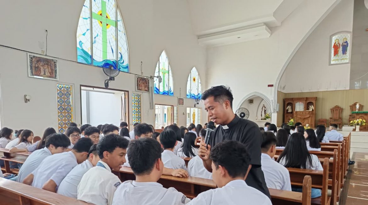 Bertekunlah dalam Doa Seperti Bunda Maria (1 Tesalonika 5:17): SMA Santo Yosef Dalami Iman Dalam Bulan Rosario