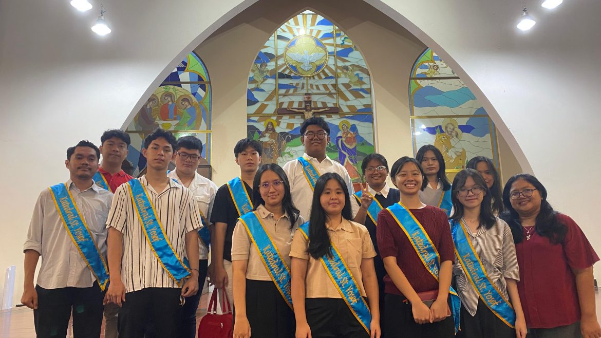 Lakukanlah Segala Sesuatu dengan Kasih (1 Korintus 16:14), Serve with joy, lead with heart, Peserta Didik SMA Santo Yosef Pangkalpinang Bertugas Sebagai Tatalaksana di Gereja Katedral Santo Yosef