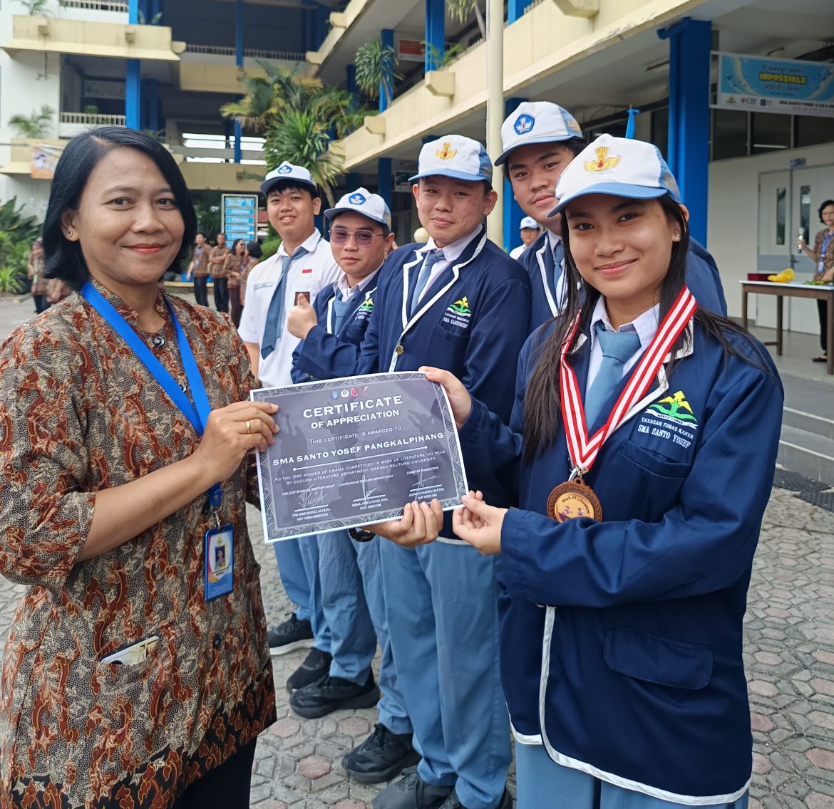 Kompak dan Kreatif, Siswa-Siswi SMA Santo Yosef Raih Juara 3 Lomba Drama Bahasa Inggris di Universitas Bangka Belitung