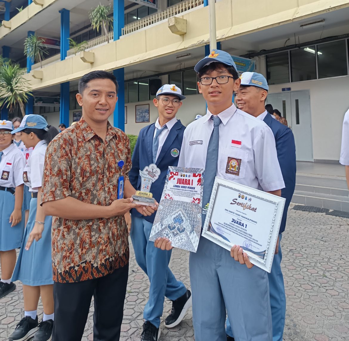 Kolaborasi Hebat! Tim Sinematografi SMA Santo Yosef Sabet Juara 1 Lomba Video Kreatif HUT Pangkalpinang ke-268